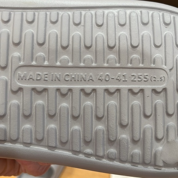 Unisex Posee super lightweight and soft slides! - Picture 5 of 6